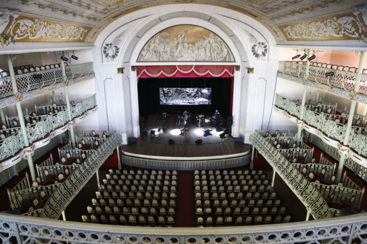 Vista do palco do Theatro José de Alencar(Foto: Mariana Parente/Especial para O POVO/ em 11/08/2017)