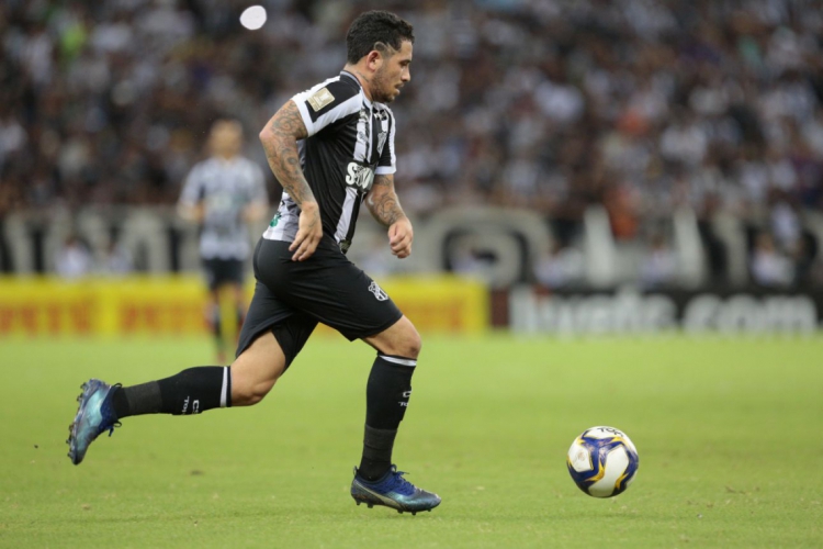 LEANDRO Carvalho, do Ceará. Jogador controverso, mas de gols necessários ou plásticos(foto: JÚLIO CAESAR)