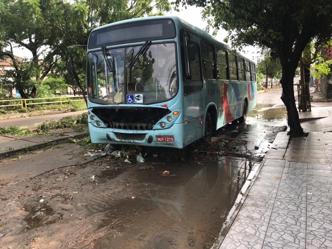 Ônibus preso em buraco na Avenida C, por volta das 9 horas da manhã de hoje, 28. Água já estava atenuada nas ruas 