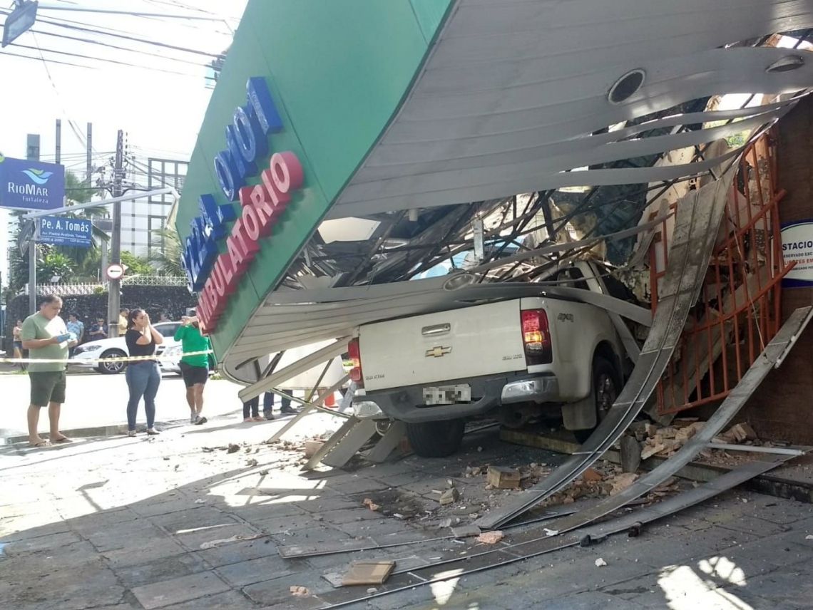 Ve&iacute;culo colidiu com outro local antes de bater em pr&eacute;dio de farm&aacute;cia
