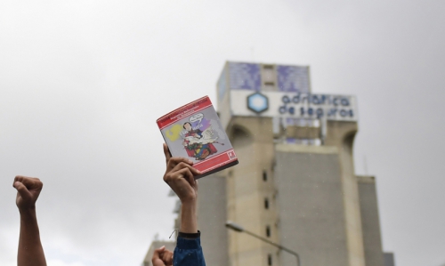 JOVENS levantam uma cópia ilustrada da Constituição da Venezuela
 (Foto: Ronaldo Schemidt / AFP)