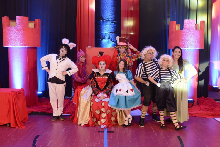 A peça investe em recriar os cenários do mundo mágico de Alice