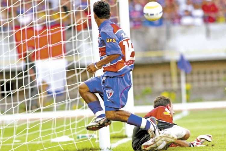 Em 2005, Clodoaldo fez gol marcante em Rogério Ceni, então goleiro do São Paulo. (foto: FCO FONTENELE/O POVO)