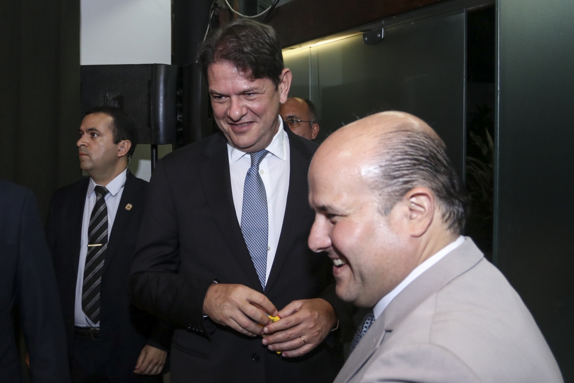  Cid Gomes e Roberto Cláudio na cerimonia de entrega da medalha Iven Dias Branco (Foto: Alex Gomes/03-05-2019)