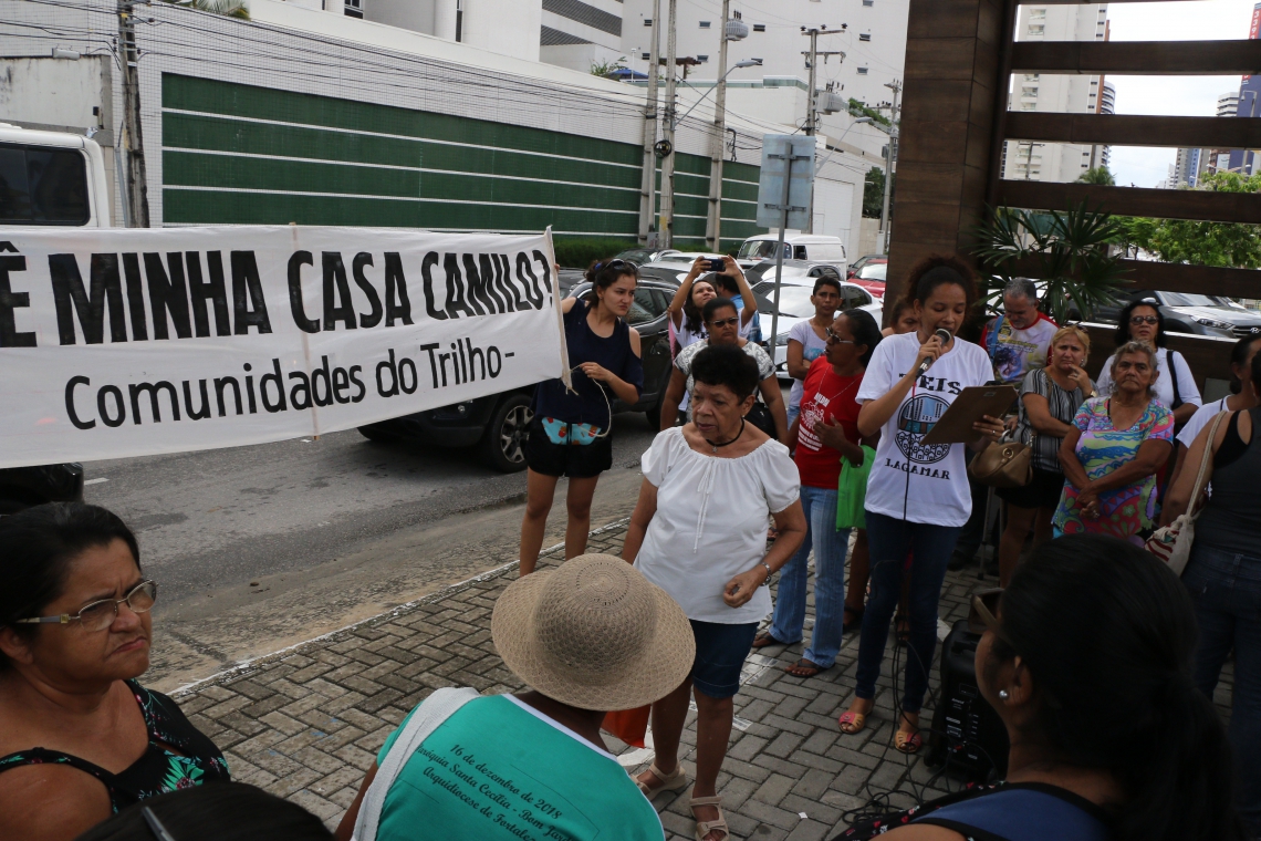  Oito comunidades que moravam em torno do VLT, cobram do Governo do Estado uma definição sobre suas moradias e protestaram em frente do Palácio da Abolição(Foto: Mauri Melo)