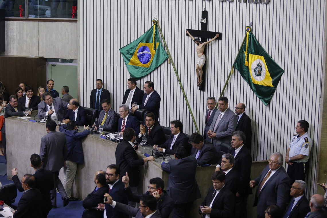 ￼JUNTO AO TEXTO ORIGINAL, parlamentares aprovaram 13 emendas (Foto: AURELIO ALVES)