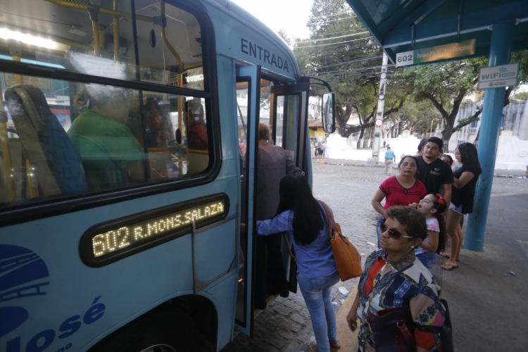 FORTALEZA,CE,BRASIL,10.01.2017: Movimentação de ônibus e passageiros no terminal de Coração de Jesus, Centro. Passagem de ônibus em Fortaleza sobe 45 centavos e custará R$ 3,20.(foto: Tatiana Fortes/ O POVO)