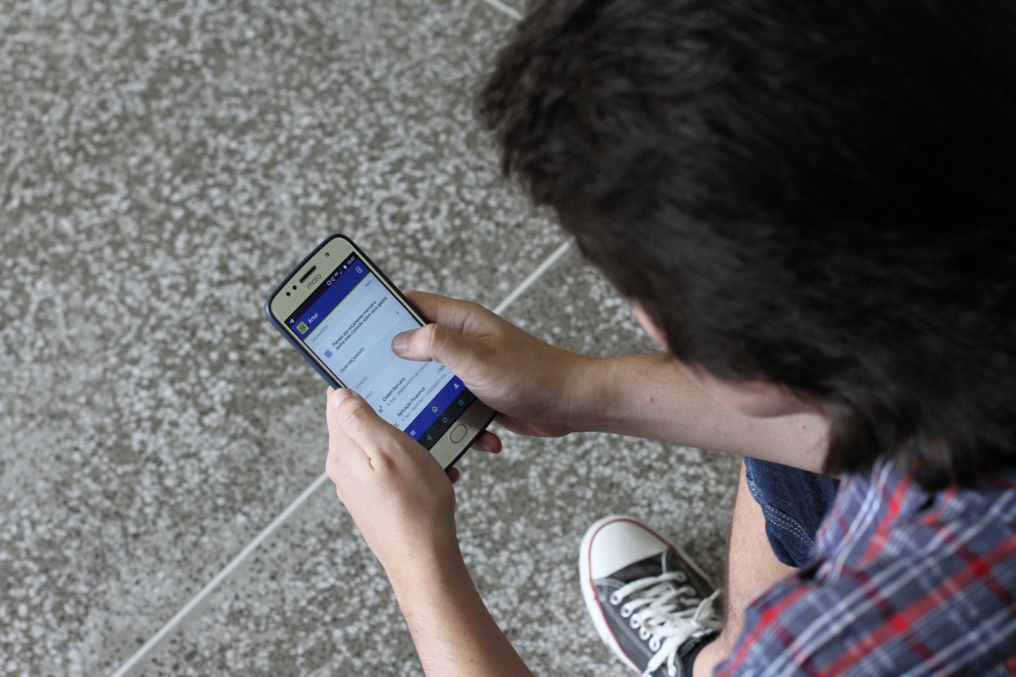 FORTALEZA, CE, BRASIL, 10.05.2019:  Artur Fernandes, mestrando da UFC. Uso de internet banking .  (Fotos: Fabio Lima/O POVO)