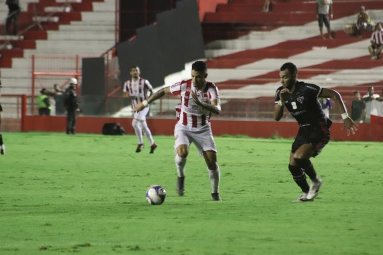 Ferroviário suportou a pressão do time da casa e saiu de Recife com mais três pontos no torneio. (foto: Léo Lemos/CNC)