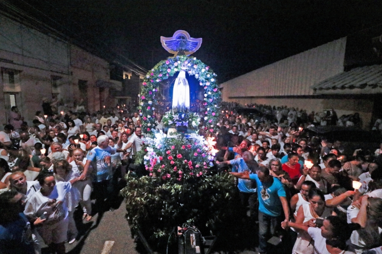 FORTALEZA, CE, BRASIL, 13-05-2019: Procissão de Nossa Senhora de Fátima. Saindo da Igreja do Ca...