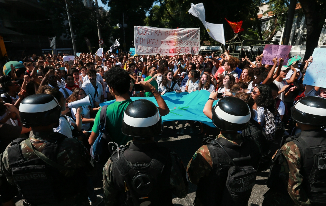 Estudantes do Rio de Janeiro protestaram contra os cortes de verbas das instituições federais na segunda-feira, 6. Nesta quarta-feira, as manifestações devem ocorrer em todo o Brasil