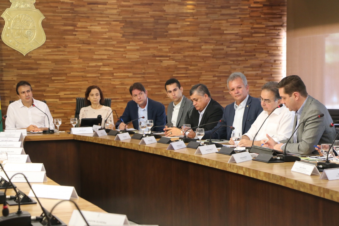 APENAS nove deputados federais do Ceará foram ao encontro com o governador Camilo Santana