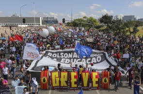 People demonstrate during a strike organized by National Students Union (UNE) in Brasilia, on May 15, 2019. - Students and teachers from hundreds of universities and colleges across Brazil began a nationwide demonstration on Wednesday in 'defense of education' following a raft of budget cuts announced by President Jair Bolsonaro's government. (Photo by Sergio LIMA / AFP)
      Caption