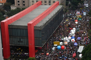 People demonstrate during a strike organized by the National Students Union (UNE) in Sao Paulo, Brazil on May 15, 2019. - Students and teachers from hundreds of universities and colleges across Brazil began a nationwide demonstration on Wednesday in 'defense of education' following a raft of budget cuts announced by President Jair Bolsonaro's government. (Photo by NELSON ALMEIDA / AFP)
