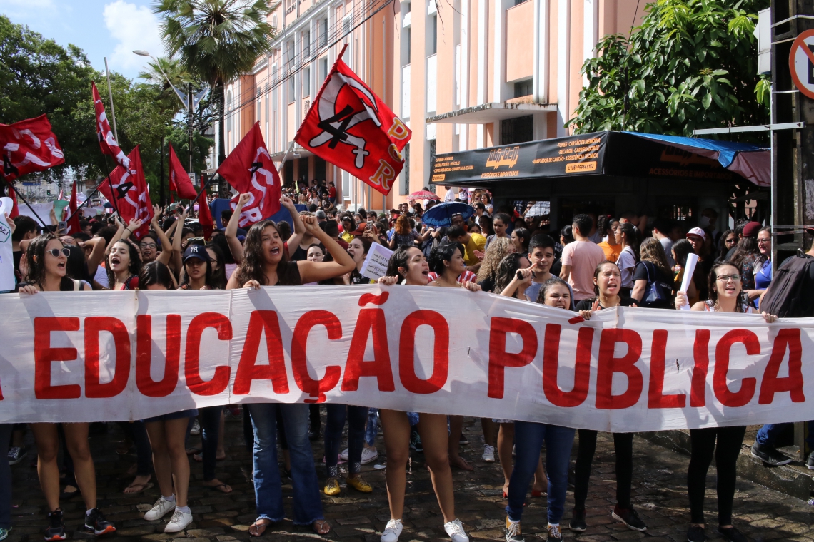 FORTALEZA, CE, BRASIL, 15.05.2019: Protesto de estudantes contra o corte de verbas para educaçao. (Fotos: Fabio Lima/O POVO)