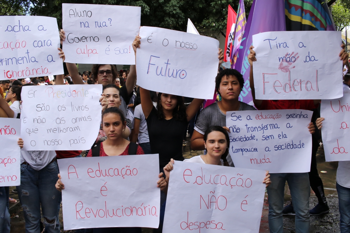 FORTALEZA, CE, BRASIL, 15.05.2019: Protesto de estudantes contra o corte de verbas para educaçao. (Fotos: Fabio Lima/O POVO)
