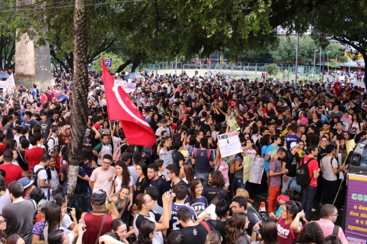 Uma multidão participou do protesto(foto: FABIO LIMA)