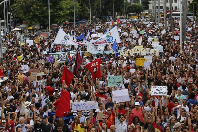 Manifestantes se reúnem em Salvador para protesto contra cortes na educação(foto: Marina Silva/CORREIO)