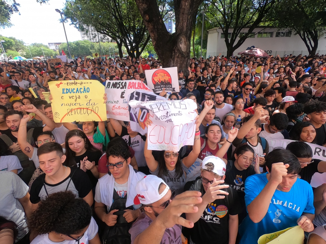 FORTALEZA, CE, BRASIL, 15.05.2019: Protesto de estudantes contra o corte de verbas para educaçao. (Fotos: Fabio Lima/O POVO)
