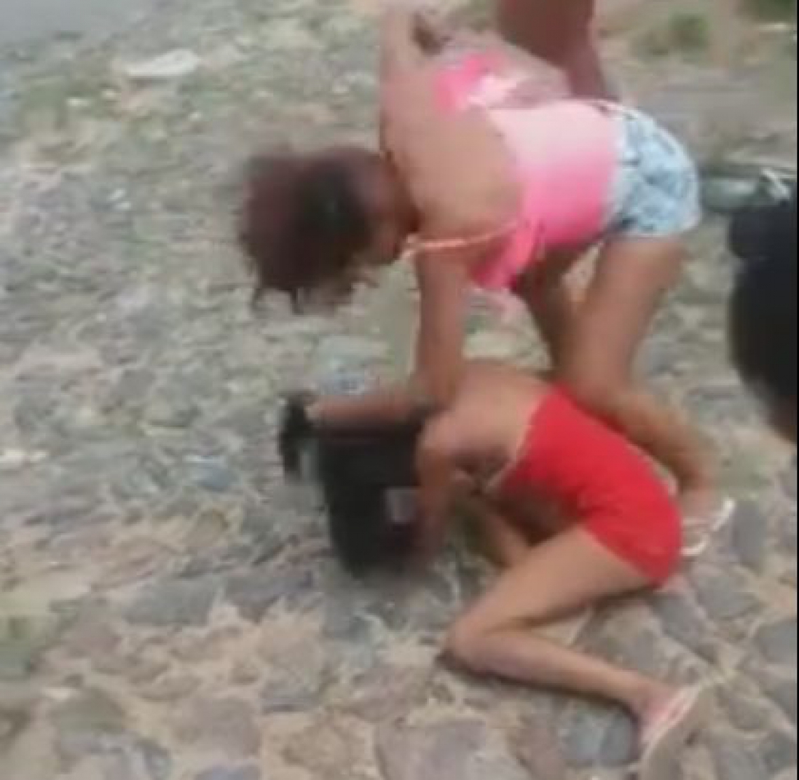 Garota sendo agredida em rua de Sobral.