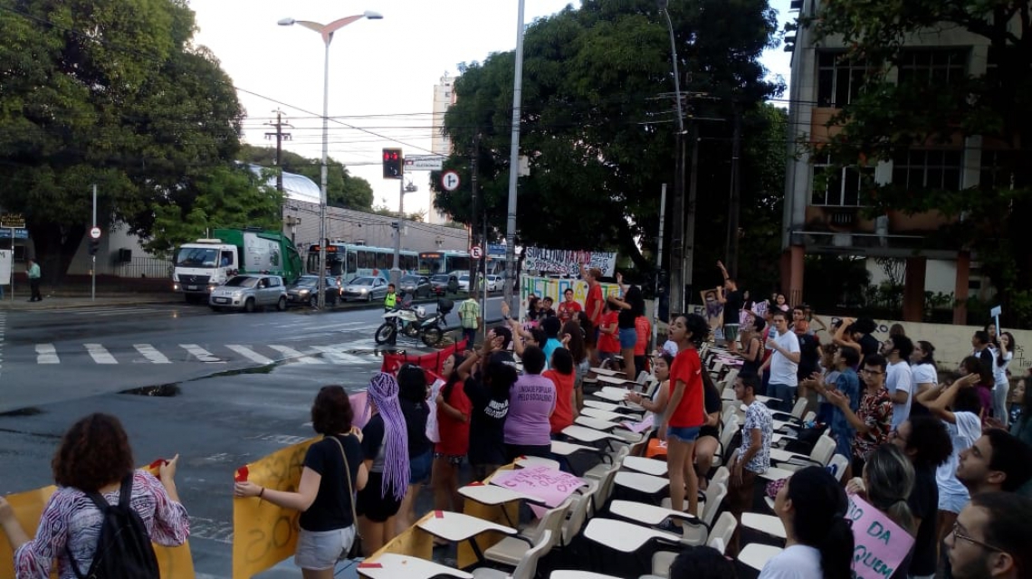 Estudantes fazem protesto no cruzamento da avenida da Universidade e 13 de maio.