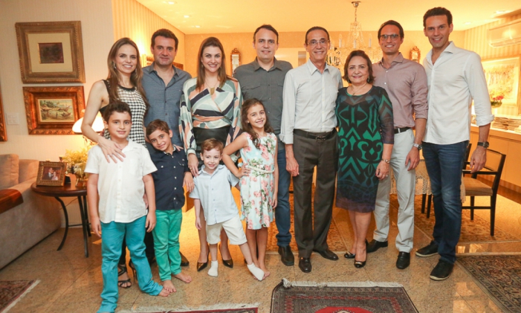 Wânia e Aristófanes Canamary com a família