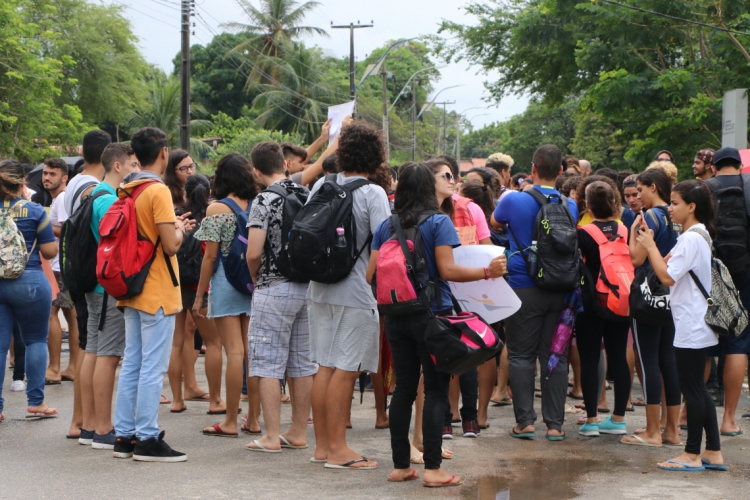 Alunos do Instituto de Educa&ccedil;&atilde;o F&iacute;sica e Esporte da UFC fazem manifesta&ccedil;&atilde;o no Campus do Pici por melhorias na seguran&ccedil;a(foto: Mauri Melo)