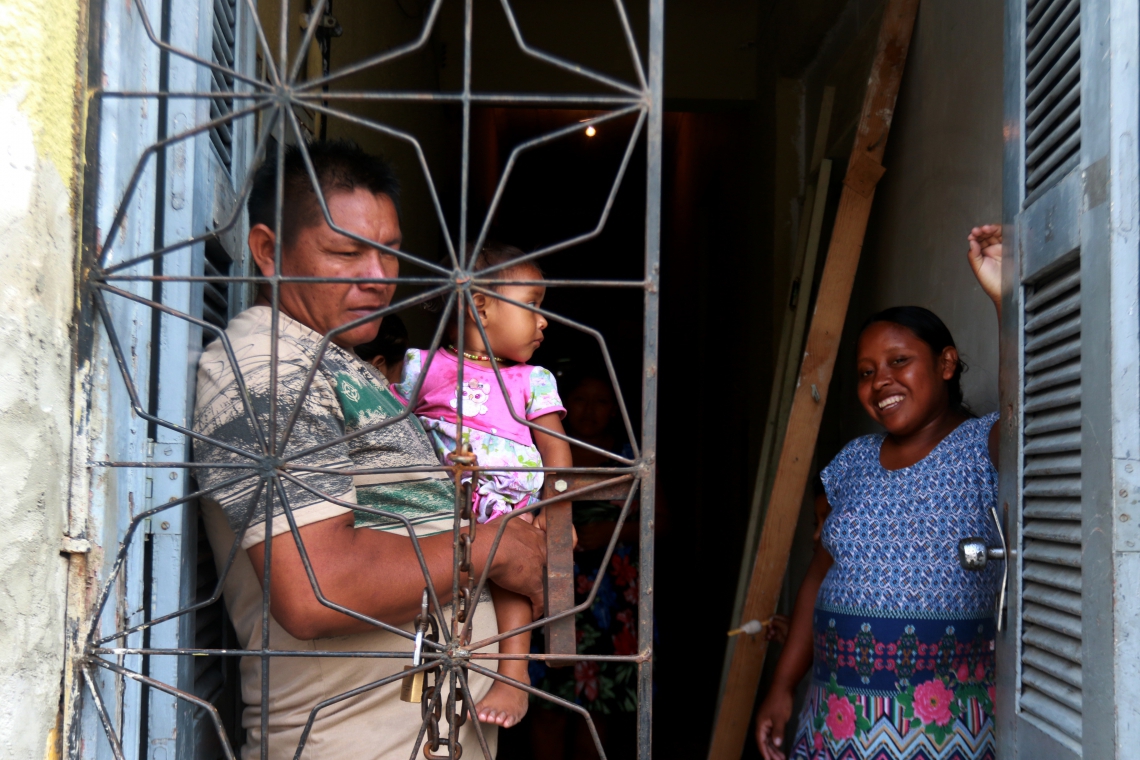 REUNIÃO, ontem, com vice-governadora Izolda Cela discutiu assistência aos imigrantes (Foto: Tatiana Fortes)