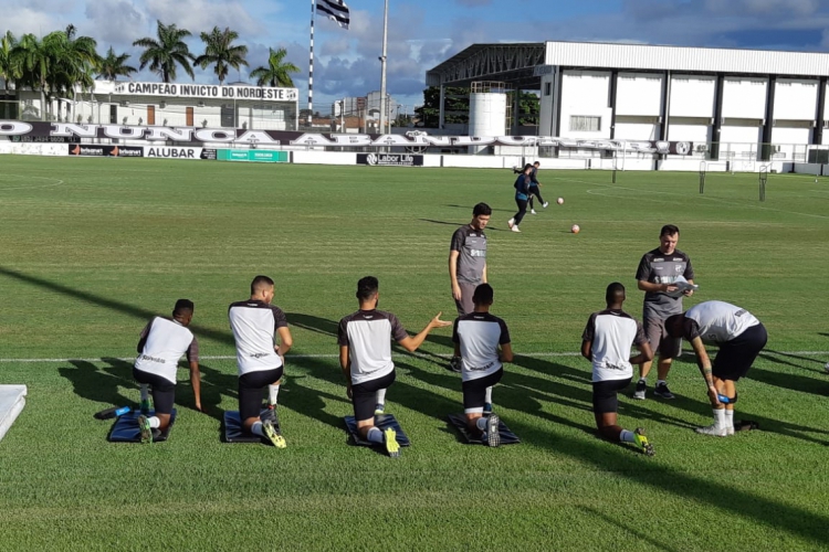 Jogadores treinam na sede do clube, no Porangabuçu(foto: LUIZ HENRIQUE PONTES EM 17/04/2019)