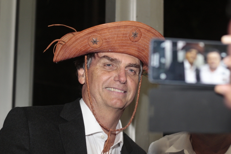 Jair Bolsonaro posa para foto com chapéu de cangaceiro durante visita ao Ceará na campanha de 2018