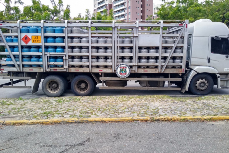Homem é preso em Ocara sob posse de uma carga roubada de 500 botijões de gás.(foto: Divulgação)