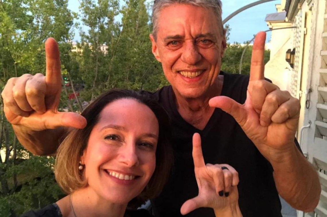Em resposta, Carol Proener e Chico Buarque enviaram foto para Lula. 