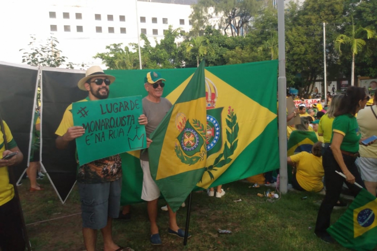 Grupo pró-monarquia participou de ato em apoio a Bolsonaro em Fortaleza