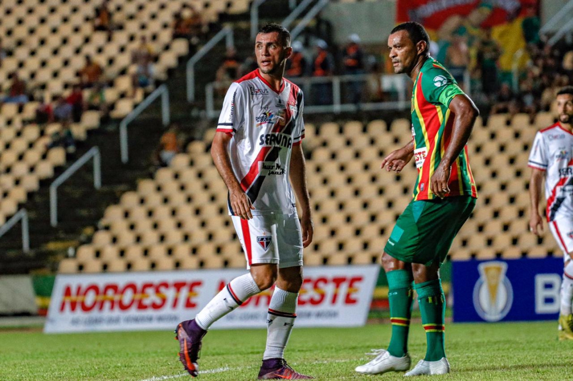 Edson CariÃºs marcou o Ãºnico gol do time coral na partida 