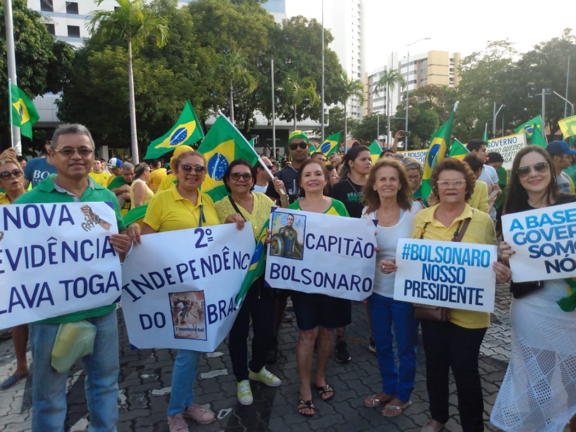 Grupo de pessoas de Redenção veio para a manifestação em Fortaleza.