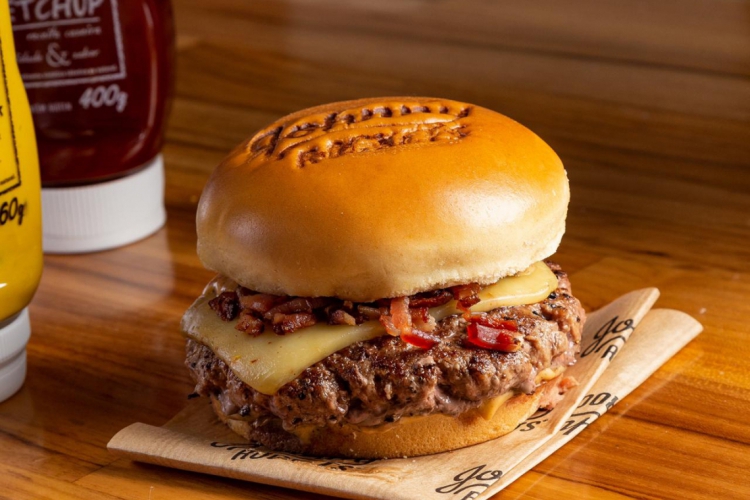 A Johnny Rockets oferece opção exclusiva para o Dia do Hambúrguer, o Johnny Burgers (R$ 20)(foto: Divulgação )