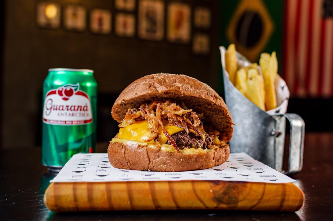O combo "Arizona" (hambúrguer, queijo cheddar e cebola crispy) está na promoção do Mr. Touro, custando R$ 19,90 