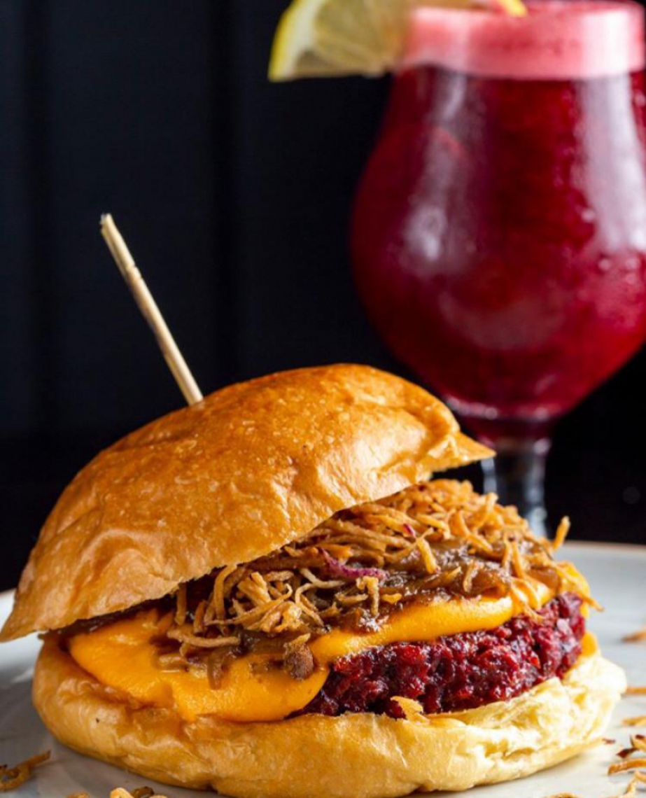 No Hey Joe, o vegetariano Seitan Burger acompanha beterraba, molho cheddar, cebola caramelizada e crispy de batata doce