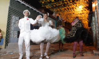 FORTALEZA, CE, BRASIL, 19-06-2014: Alessandro Mesquita e Andressa Rocha, par de noivos de quadrilha junina, ensaiam passos com Evaniely Costa, (verde), e Samily Vasconcelos, (preto), na comunidade Po