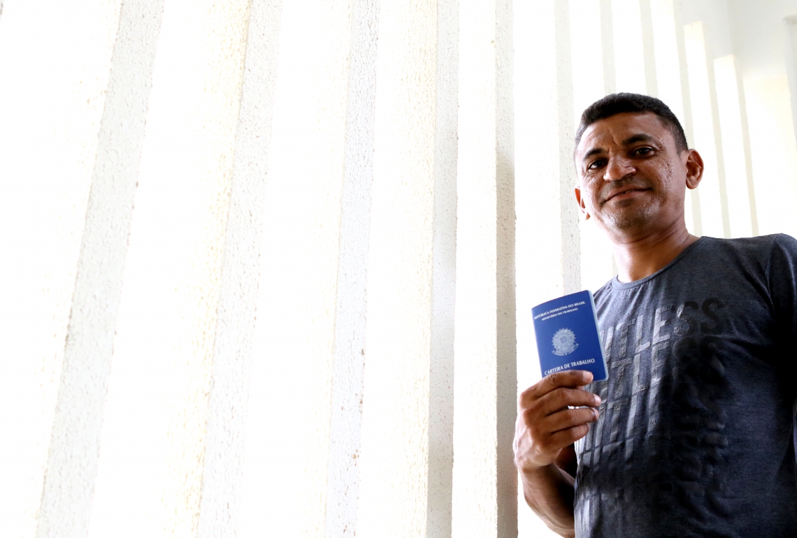 Carlos Cosme do Nascimento, 39, ex-morador de rua que deve voltar a trabalhar de carteira assinada em breve Carlos Cosme do Nascimento, 39, ex-morador de rua que deve voltar a trabalhar de carteira assinada em breve