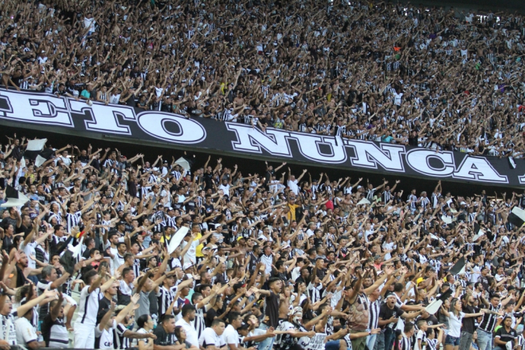 Torcida alvinegra promete grande público no jogo de domingo(foto: FABIO LIMA/O POVO)