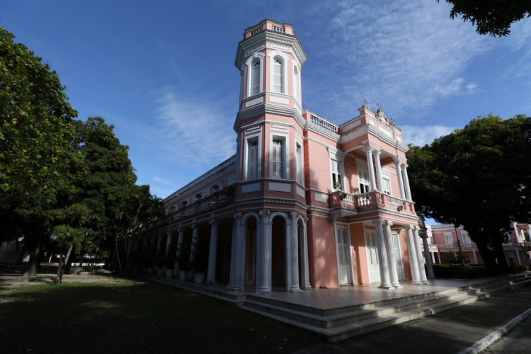 Suspensão foi decidida após contingenciamento imposto pelo MEC às universida...