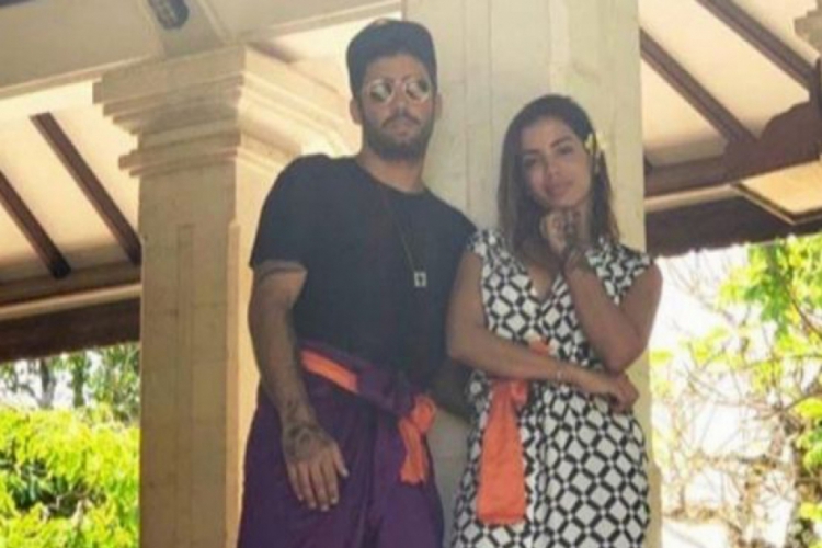 Anitta e Pedro Scooby, ex de Luana Piovani, estão juntos.