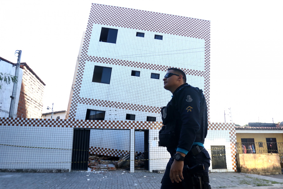 POLICIAIS MILITARES isolam a região do prédio que está interditado pela Defesa Civil (Foto: Fabio Lima)