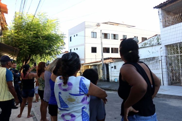 FORTALEZA, CE, BRASIL, 02.06.2019: Prédio residencial que tombou na rua Travessa Campo Grande na Maraponga, corre risco iminente de desabar(foto: Fabio Lima)