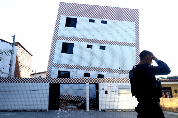 FORTALEZA, CE, BRASIL, 02.06.2019: Predio residencial que tombou na rua Travessa Campo Grande na Maraponga, corre risco iminente de desabar. (Fotos: Fabio Lima/O POVO)(foto: FÁBIO LIMA)