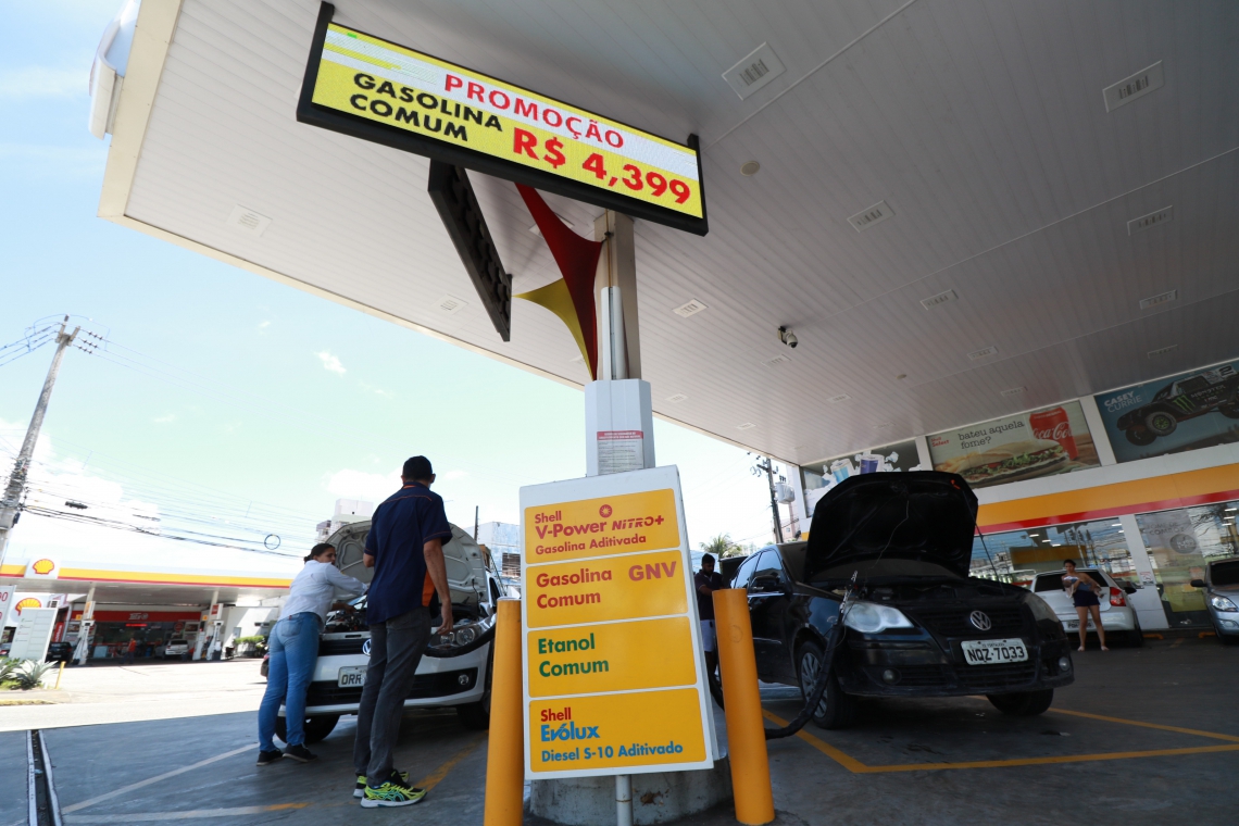 Posto Shell da avenida Pontes Vieira. Pre&ccedil;o de Gasolina t&ecirc;m baixa em postos da cidade.