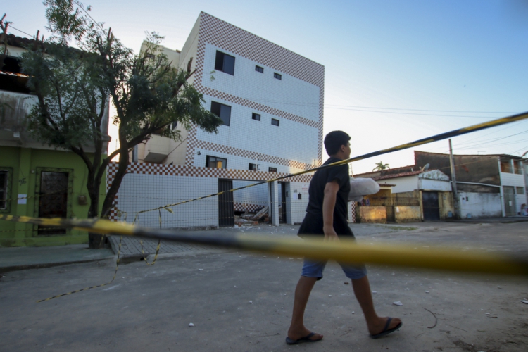No início de junho deste ano, prédio cedeu no bairro da Maraponga e foram retiradas...