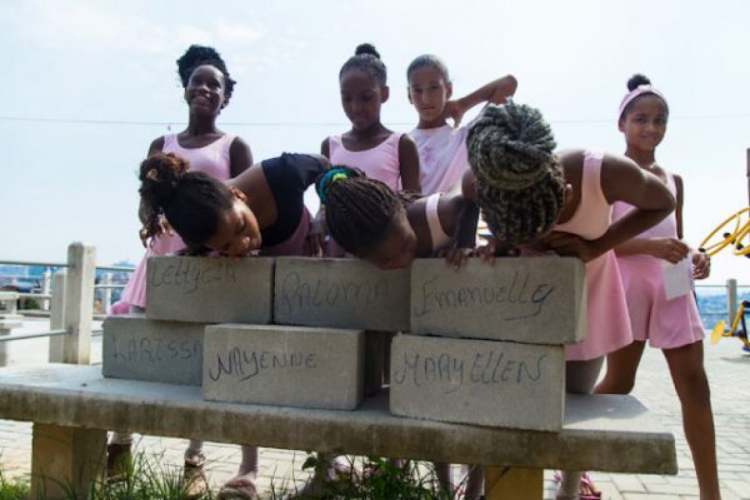 Durante as obras, as alunas deixam suas marcas na construção(foto: Reprodução/VICE)