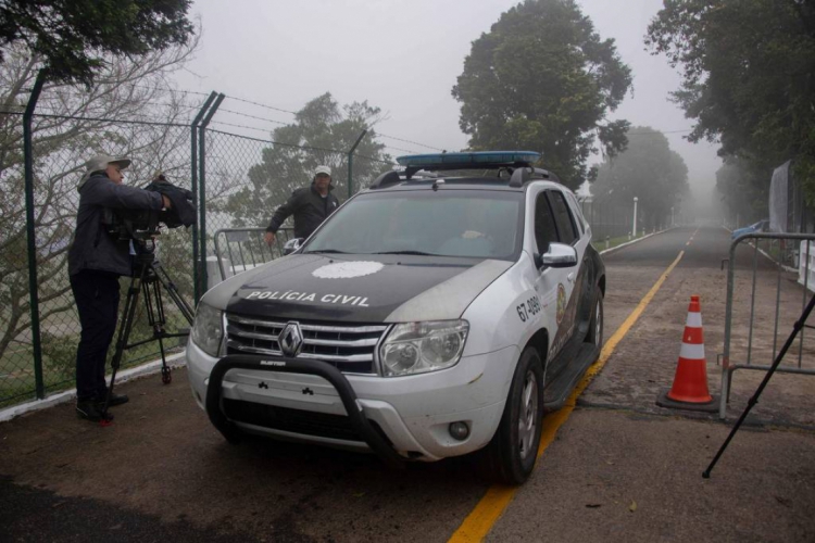 Carro da Polícia Civil saindo da Granja Comary após procurar por Neymar (foto: Mauro Pimentel/AFP)